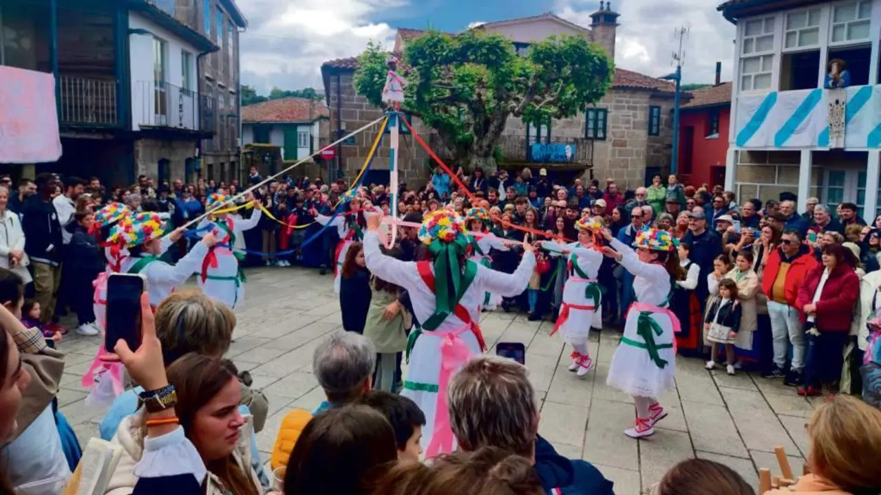 Danzantes de Vilanova dos Infantes, esta sexta feira, na Romar&iacute;a Etnogr&aacute;fica Raigame. (Foto: N&oacute;s Diario)