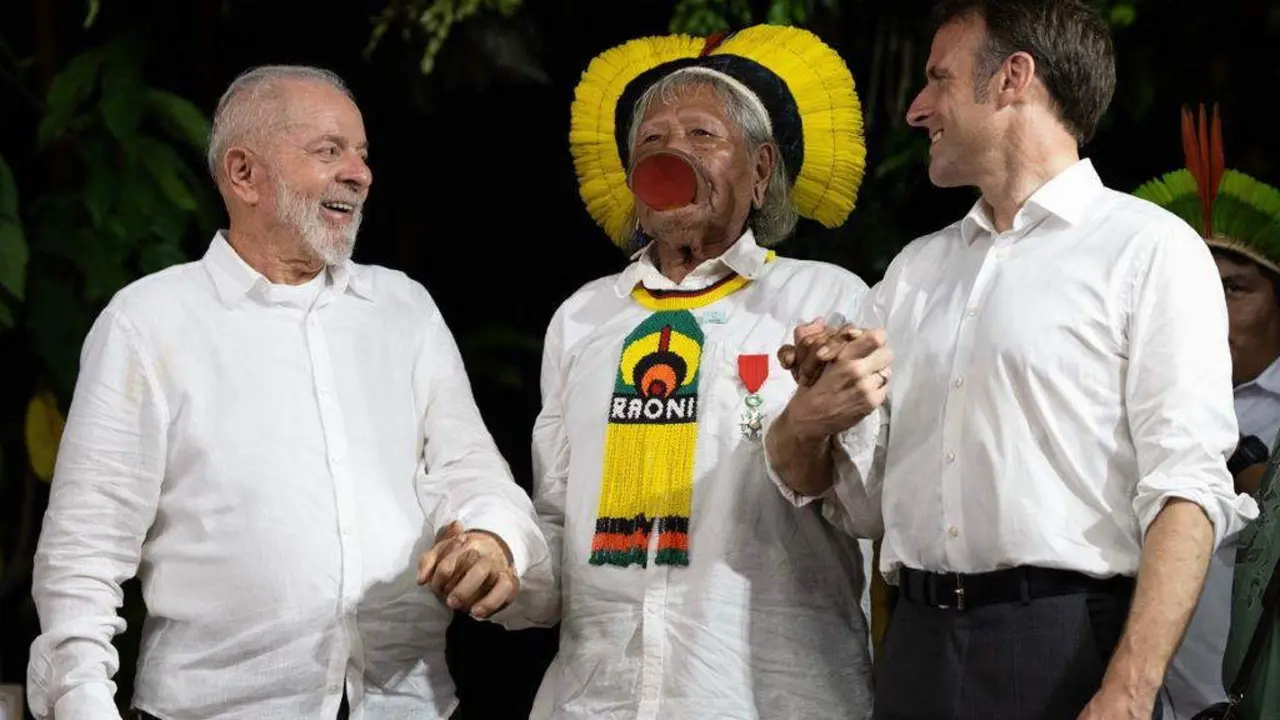 Lula da Silva, o l&iacute;der ind&iacute;xena brasileiro Raoni Metuktire e Emmanuel Macron durante a visita deste a Brasil no mes de marzo. (Foto: Presidencia de Francia).
