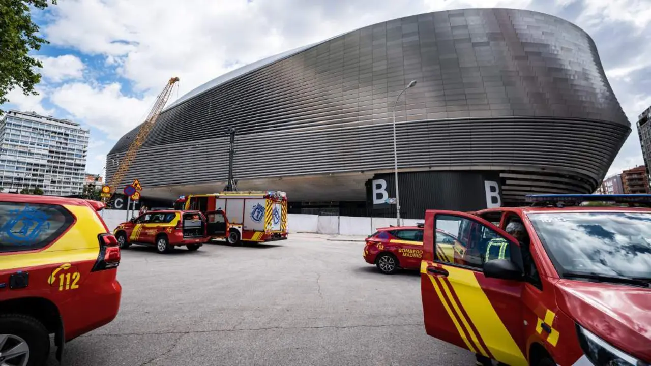 A dotaci&oacute;n de bombeiros desprazada at&eacute; o estadio Santiago Bernab&eacute;u de Madrid esta terza feira. (Foto: Diego Radam&eacute;s / Europa Press)