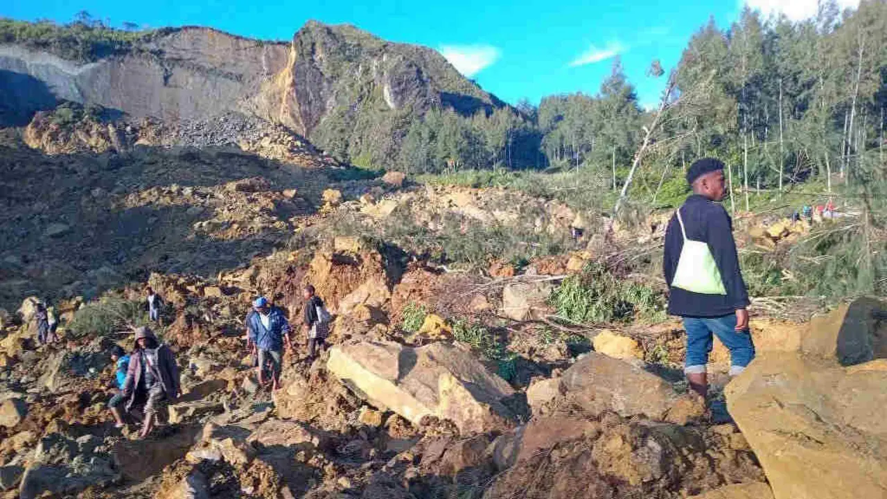 &Aacute;rea soterrada polo alude en Pap&uacute;a Nova Guinea a sexta feira. (Foto: Ninga Role / NINGA ROLE / AAP Image / DPA v&iacute;a Europa Press)