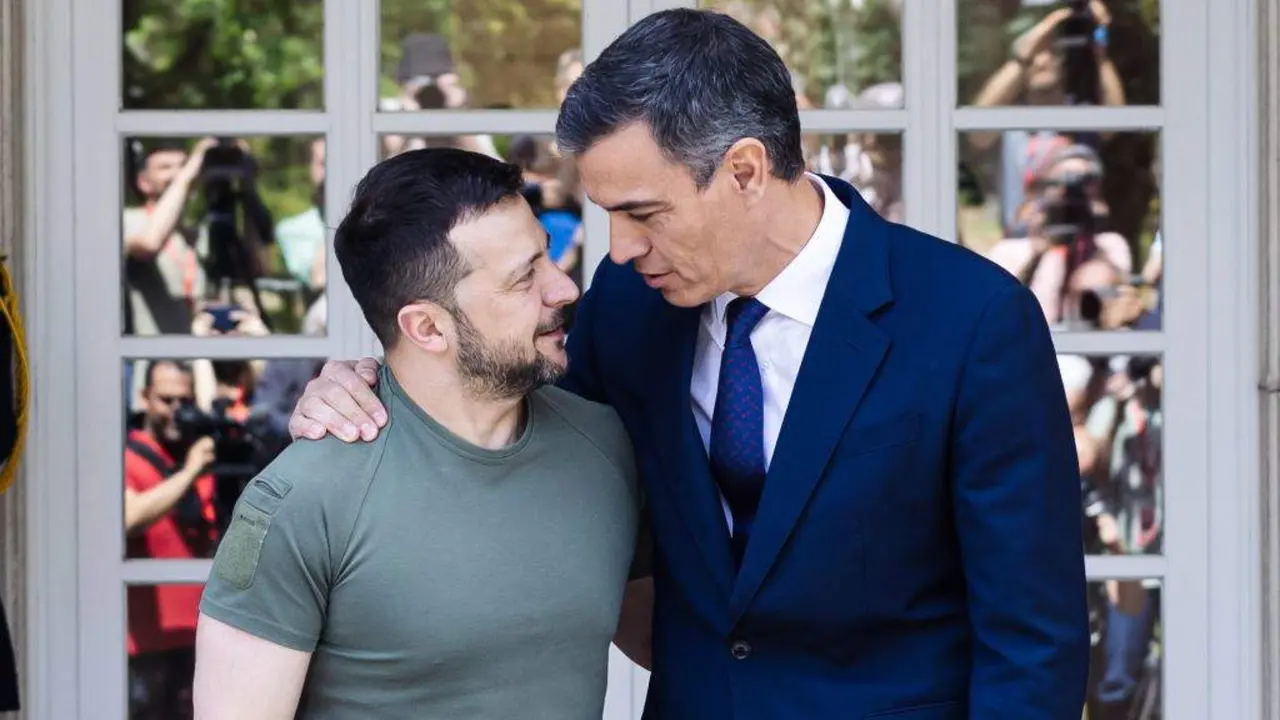 Volodimir Zelenski e Pedro S&aacute;nchez durante o seu encontro no na Moncloa a pasada segunda feira. (Foto: Carlos Luj&aacute;n / Europa Press).