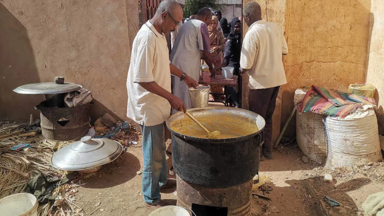 Un voluntario prepara comida para as persoas desprazadas no Sud&aacute;n. (Foto: Europa Press / Contacto / Mohamed Khidir)