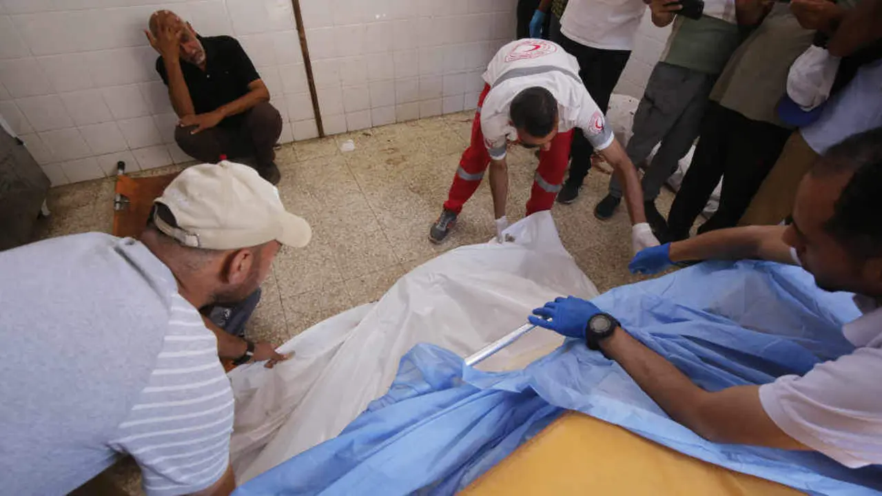 O corpo dun palestino asasinado nun ataque a&eacute;reo israel&iacute; ao chegar ao hospital al Aqsa, no centro da Faixa de Gaza, a cuarta feira. (Foto: Ali Hamad / Zuma Press / ContactoPhoto)