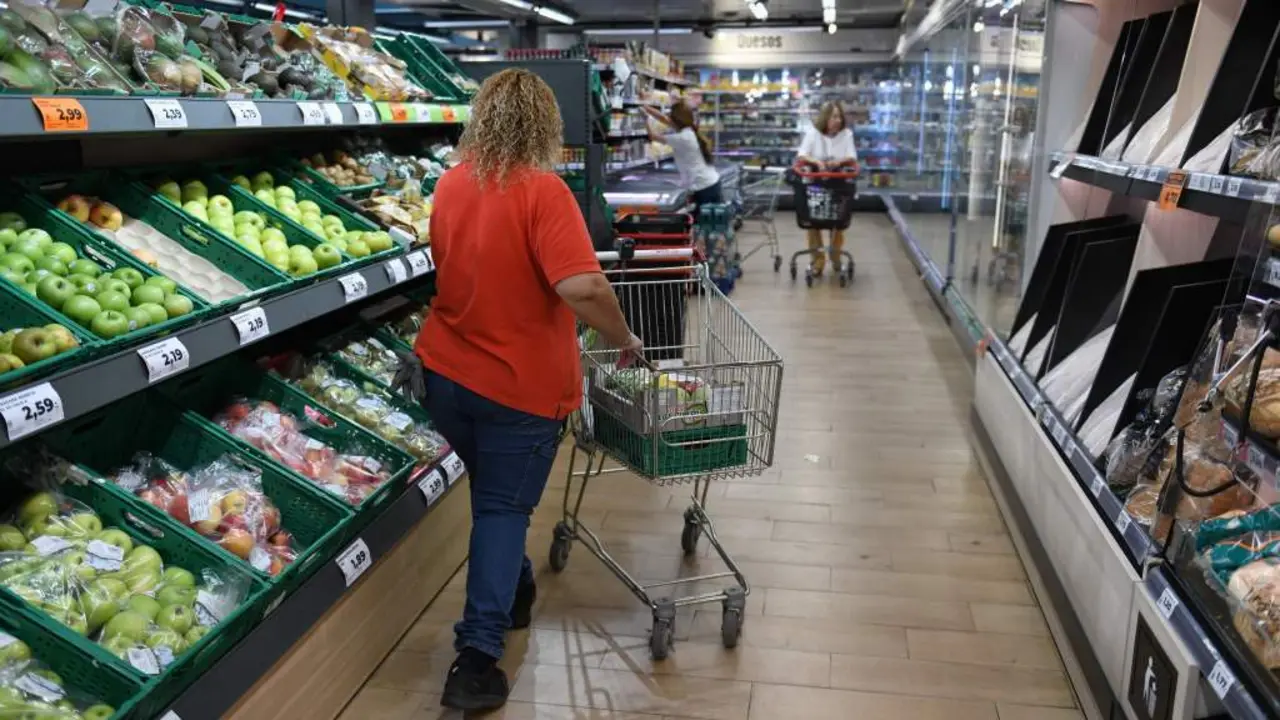 Unha muller facendo a compra nun supermercado. (Foto: Fernando S&aacute;nchez / Europa Press)