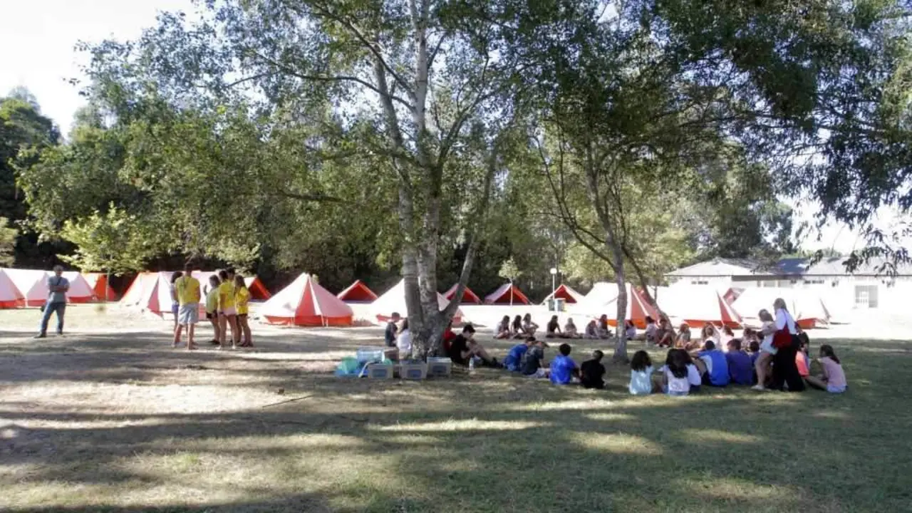 Un grupo de mozos e mozas nun campamento de ver&aacute;n. (Foto: N&oacute;s Diario)