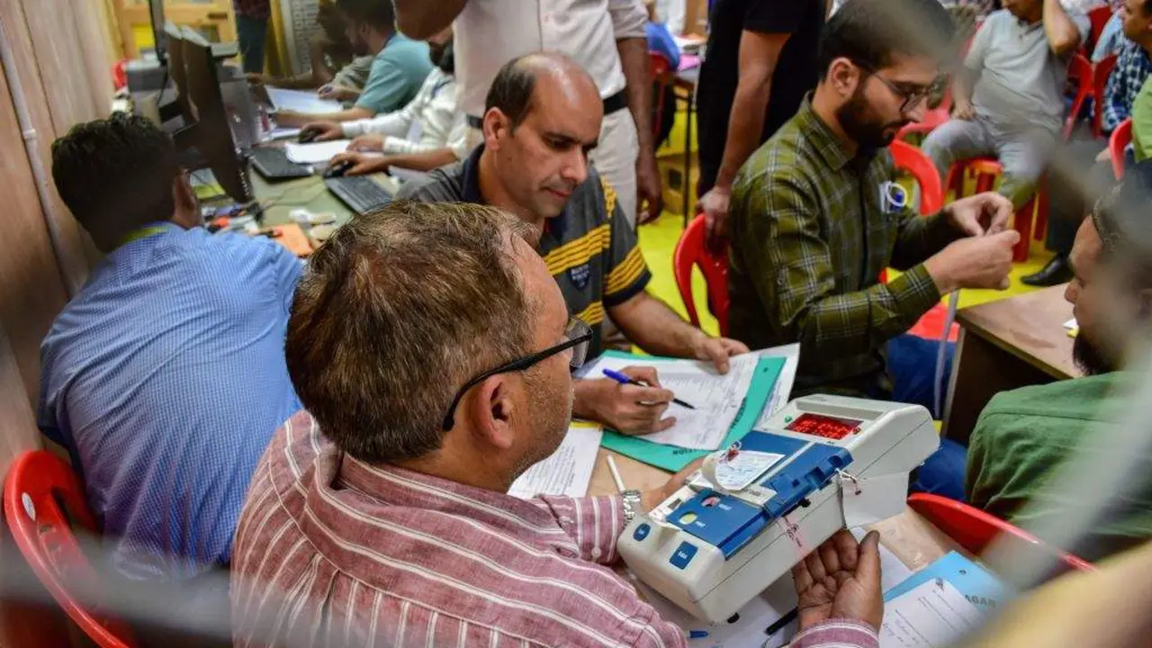 EuropaPress_6008189_04_june_2024_india_srinagar_electoral_officials_tally_votes_from_an
