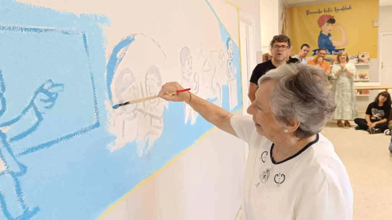 Amalia B&oacute;veda pintando o mural no CEIP Alexandre B&oacute;veda (Foto: Polo Correo do Vento).