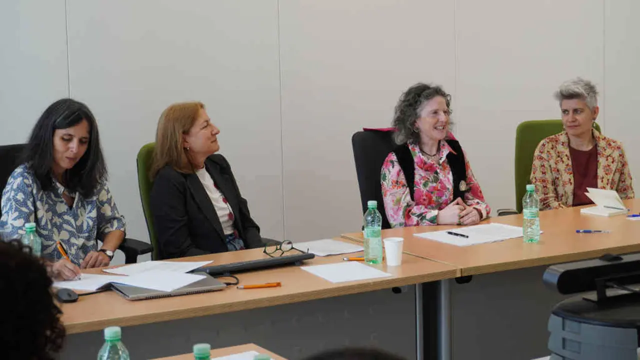 Fabiola Sotelo (Editorial Sotelo Blanco, para al&eacute;n de primeira presidenta da Asociaci&oacute;n Galega de Editoras), Beatriz Varandas (Ir Indo Edici&oacute;ns) e Mercedes Queixas (Edici&oacute;ns Laiovento) no encontro (Foto: N&oacute;s Diario).