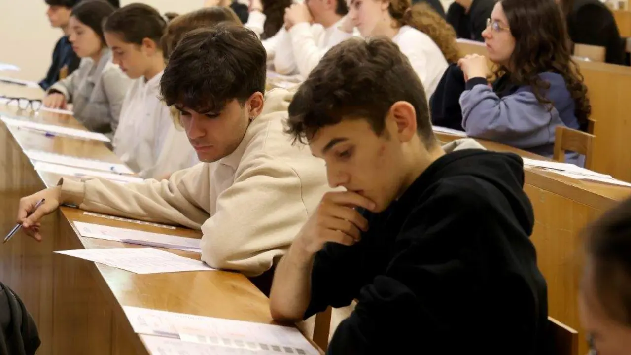 Exame da ABAU 2024 na Facultade de Comunicaci&oacute;n da USC, en Compostela. (Foto: Arxina)