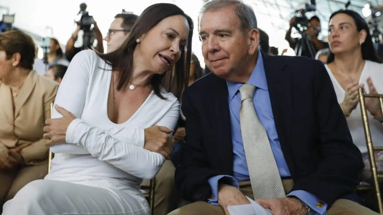 Mar&iacute;a Corina Machado e Edmundo Gonz&aacute;lez Urrutia durante un evento de campa&ntilde;a o pasado mes de maio. (Foto: Pedro Rances Mattey / dpa v&iacute;a Europa Press).