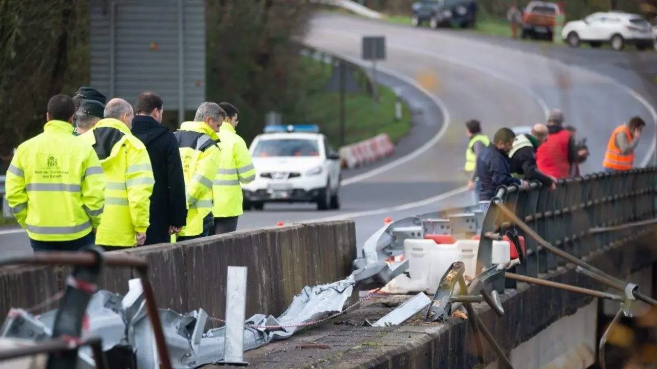Autoridades inspeccionando a ponte de Pedre, en Cerdedo-Cotobade, lugar no que se produciu o tr&aacute;xico sinistro da Noiteboa de 2022. (Foto: Gustavo de la Paz / Europa Press)