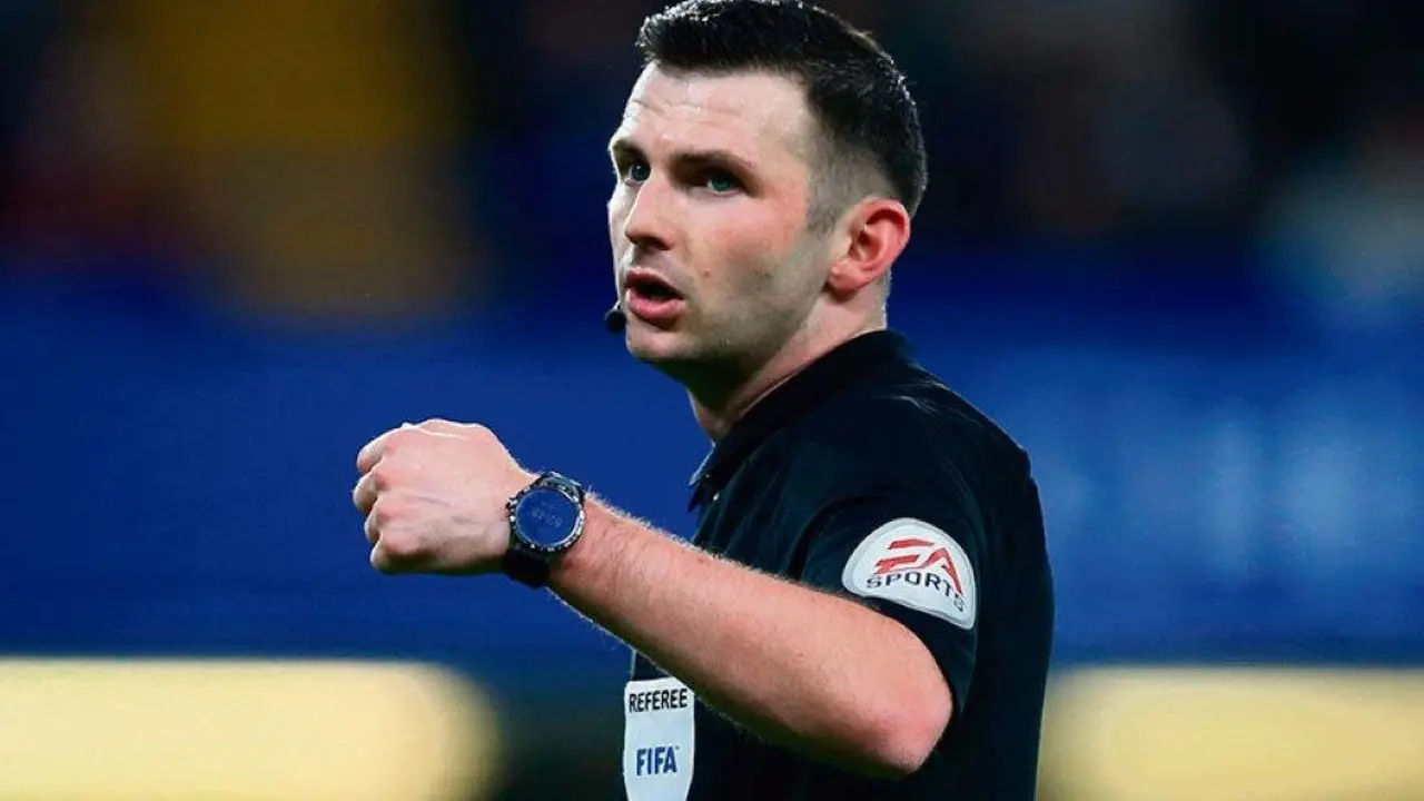 Michael Oliver (sobre estas li&ntilde;as) ser&aacute; un dos dous representantes de Inglaterra na Eurocopa 2024. (Foto: FA).