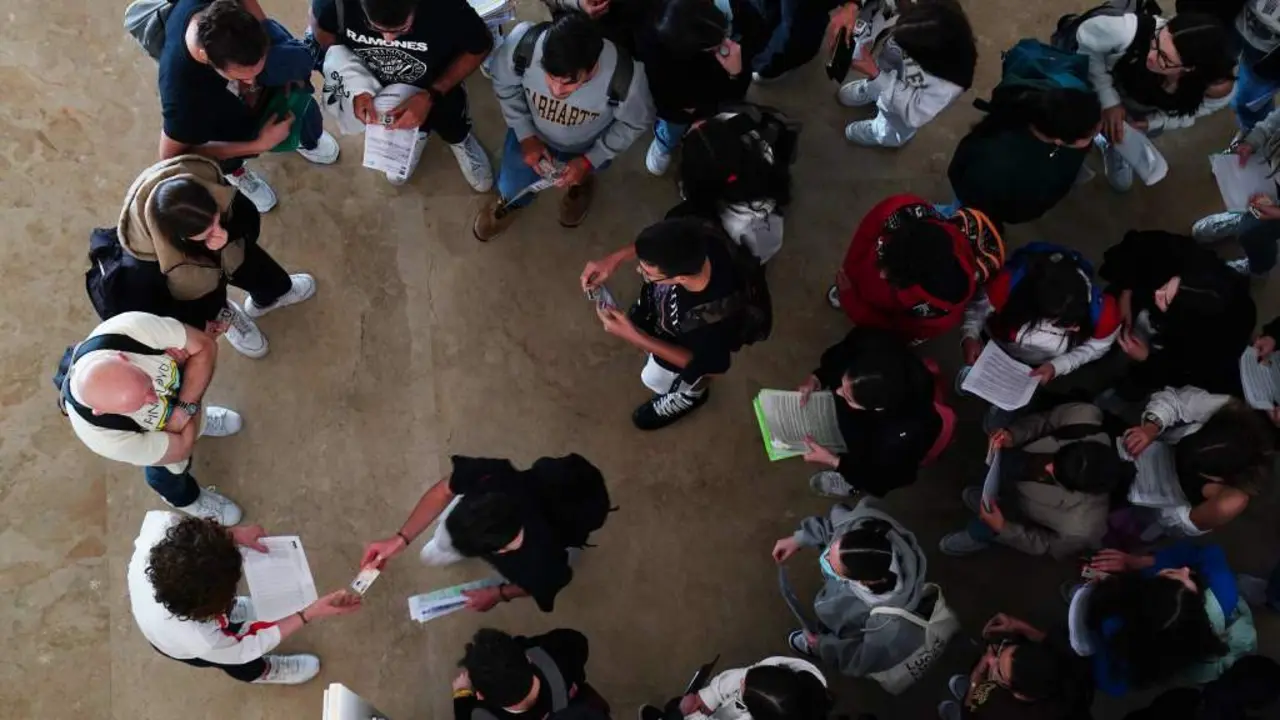 Estudantes agardando para entrar nas probas da ABAU (Foto: &Aacute;lvaro Ballesteros / Europa Press).