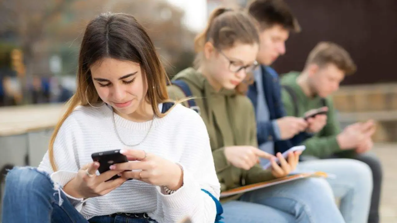 Un grupo de adolescentes pendente das pantallas dos seus m&oacute;biles. (Foto: N&oacute;s Diario)