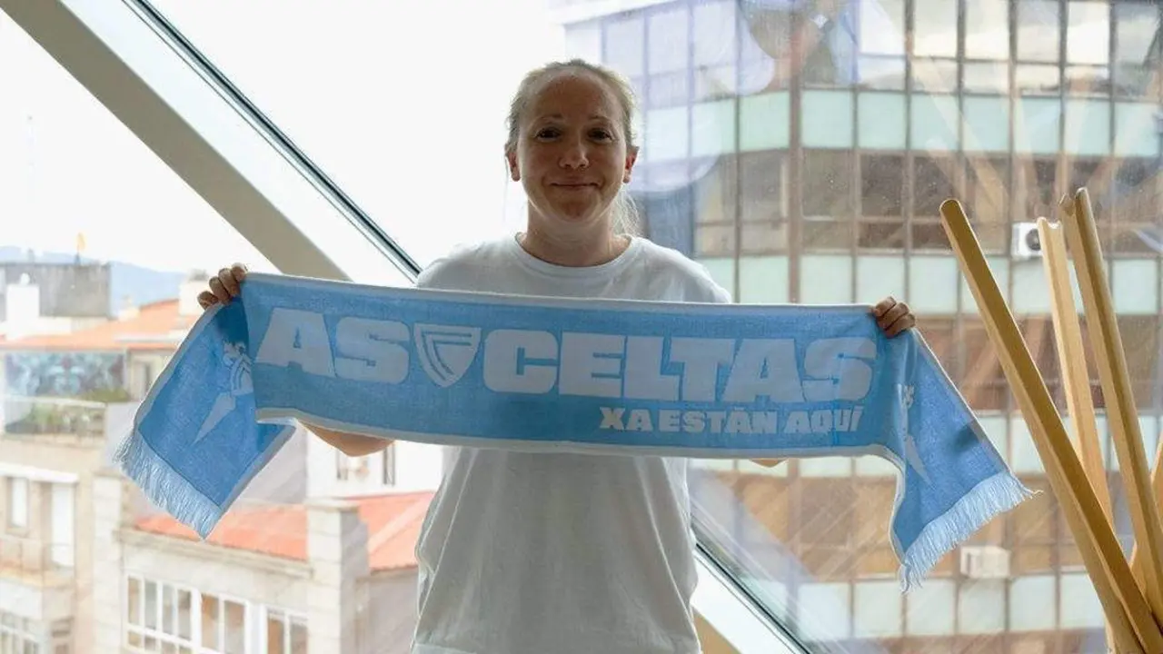 Vicky V&aacute;zquez, durante a s&uacute;a presentci&oacute;n. (Foto: RC Celta).