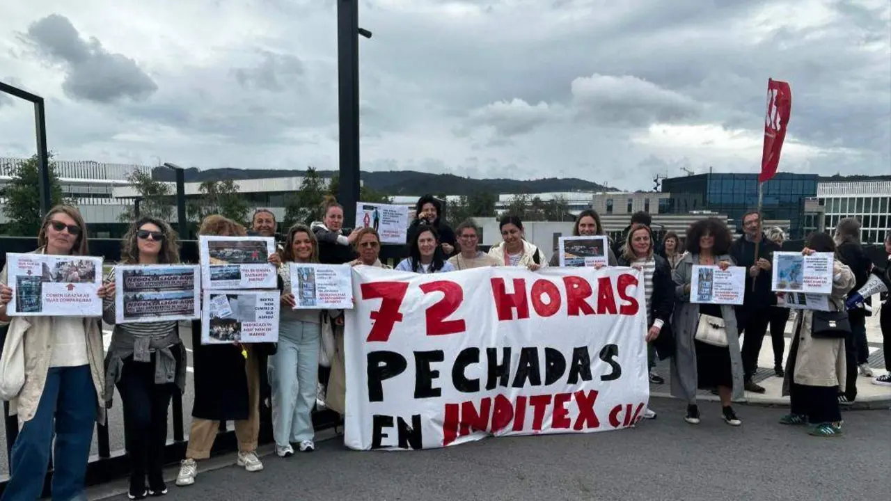 Protesta das traballadoras de Inditex, esta segunda feira, na sede da empresa en Arteixo. (Foto: N&oacute;s Diario)