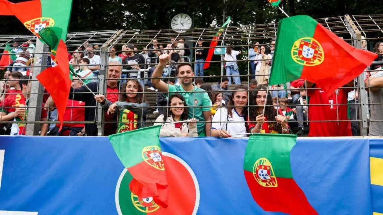 M&aacute;is de 2.000 seareiras portuguesas apoiaron os seus homes en M&uuml;nster, o seu lugar de concentraci&oacute;n. (Foto: UEFA).