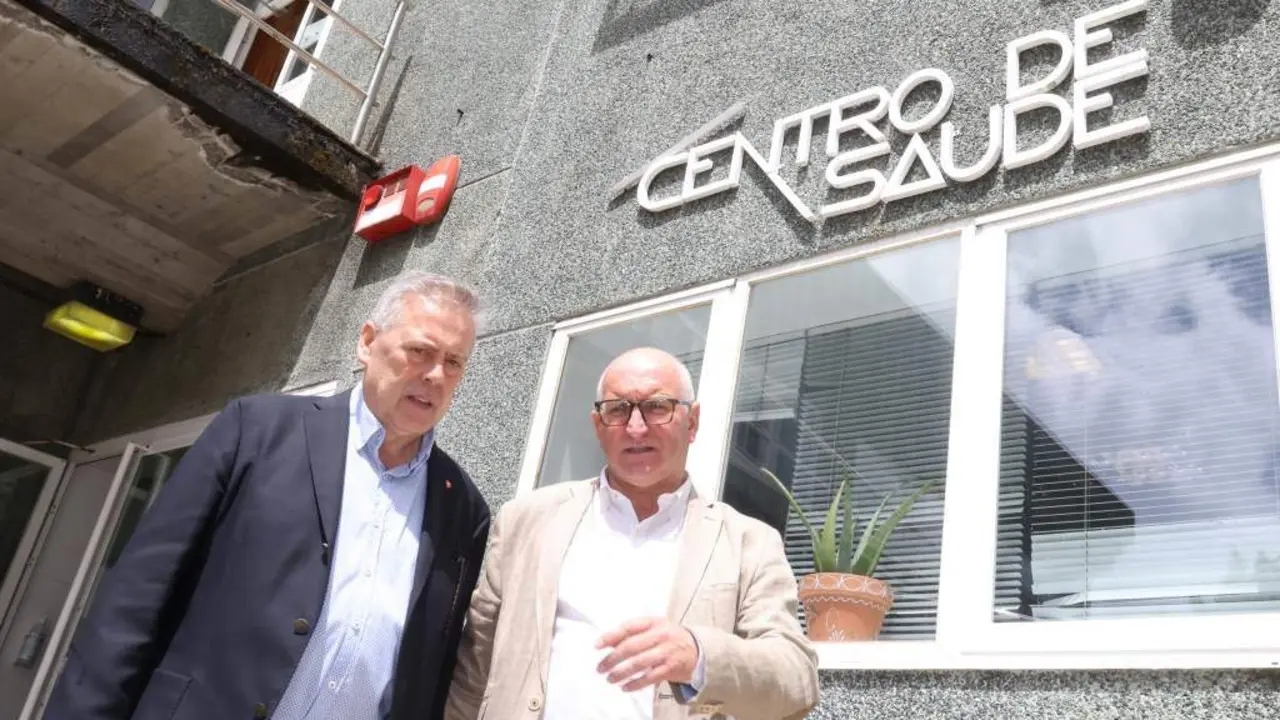 O conselleiro de Sanidade, Antonio G&oacute;mez Caama&ntilde;o, diante dun centro de sa&uacute;de nunha imaxe de arquivo. (Foto: Xunta)