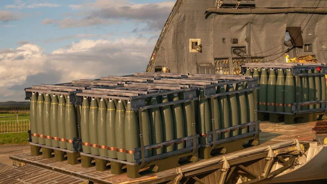 Proxect&iacute;s de  de artiller&iacute;a de 155 mm listas para o seu transporte a&eacute;reo. (Foto: Mike Mareen).