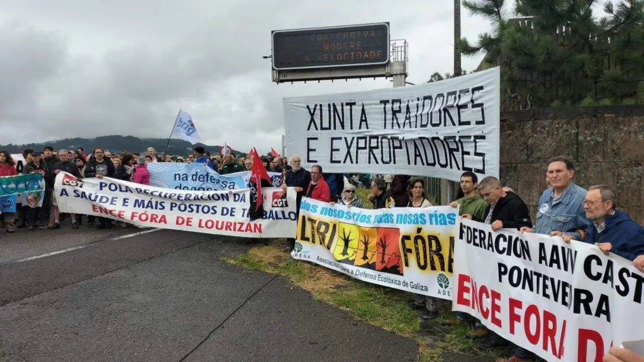 Veci&ntilde;anza da Ulloa e Pontevedra contra as celulosas de Altri e Ence o pasado domingo fronte &aacute; factor&iacute;a de Louriz&aacute;n. (Foto: N&oacute;s Diario).