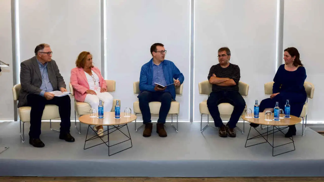 Higinio Moug&aacute;n, Paloma S&aacute;nchez, David Gonz&aacute;lez, Xos&eacute; Ant&oacute;n V&aacute;zquez e 
Perla Ferrer, esta terza feira na 
xornada da Ucgal (Foto: Arxina).