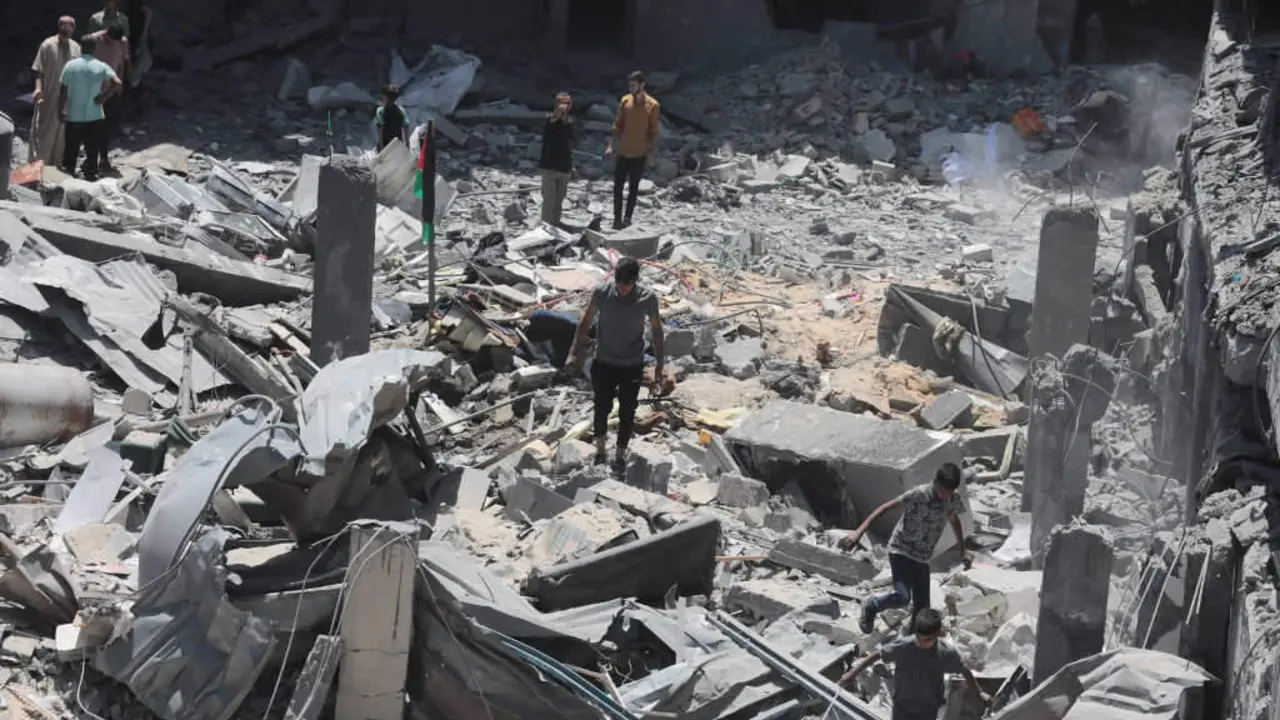 Palestinos revisan os cascallos tras un ataque israel&iacute; ao campo de persoas refuxiadas de al Bureij, en Gaza, a terza feira. (Foto: Omar Ashtawy / APA Images v&iacute;a ZUMA v&iacute;a Europa Press)