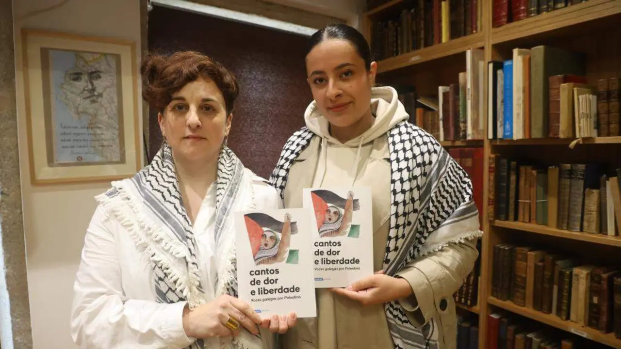 &Aacute;nxela Gippini (esq.) e Sara Ashour (der.) na presentaci&oacute;n na librar&iacute;a Couceiro de Compostela. (Foto: Arxina)