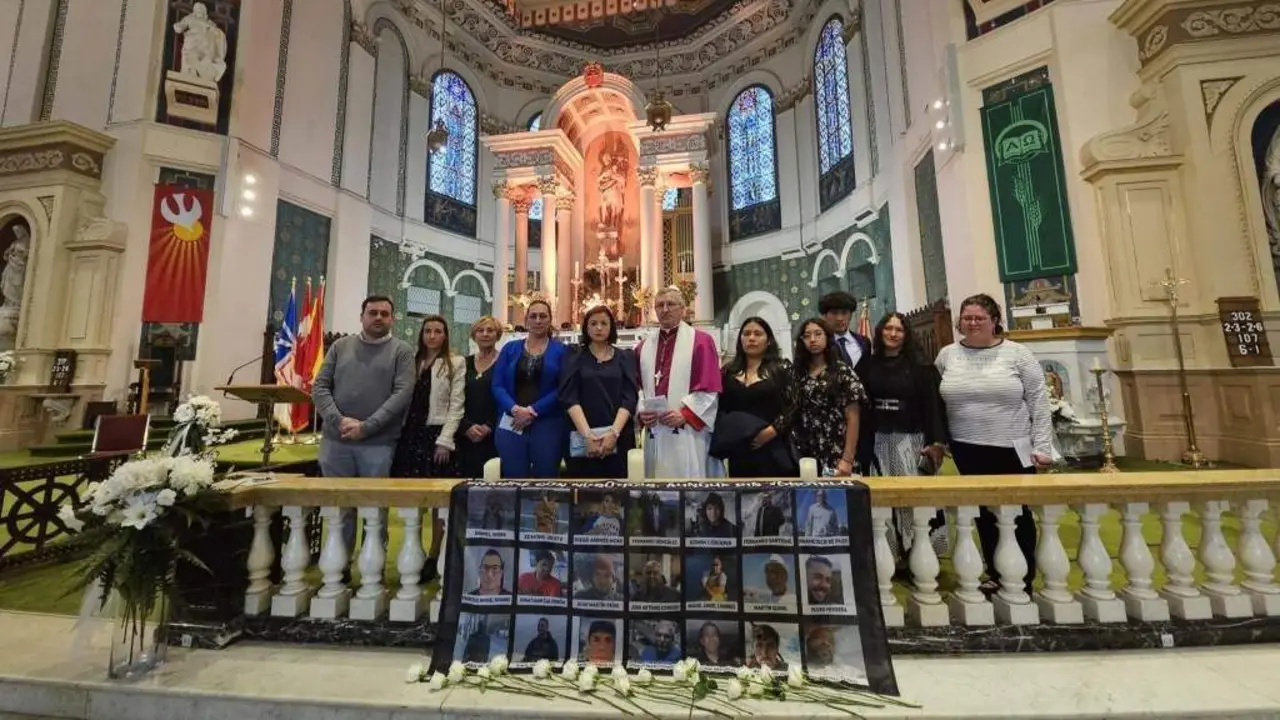 Familiares en San Xo&aacute;n de Terranova en memoria dos falecidos no 'Vila de Pitanxo'. (Foto: Europa Press)