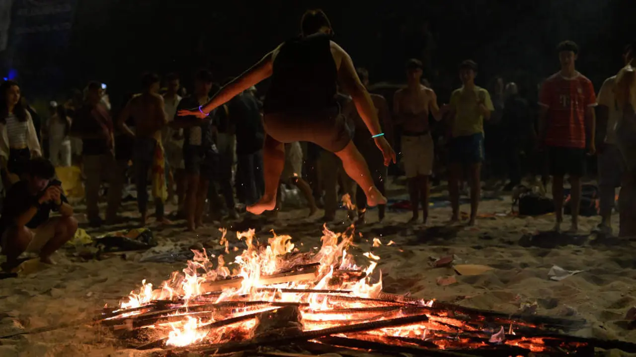A CORU&Ntilde;A.
Celebraci&oacute;n de la fiesta de San Xoan en la playa del Orz&aacute;n.
23/06/2023
Foto: M. Dylan/Europa Press