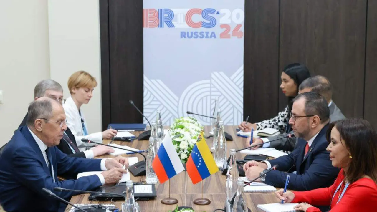 Sergu&eacute;i Lavrov (esquerda) e Yv&aacute;n Gil (em fronte, &agrave; direita) reunidos durante o encontro dos Brics na cidade rusa de Nizhni N&oacute;vgorod. (Foto: Canciller&iacute;a de Rusia).