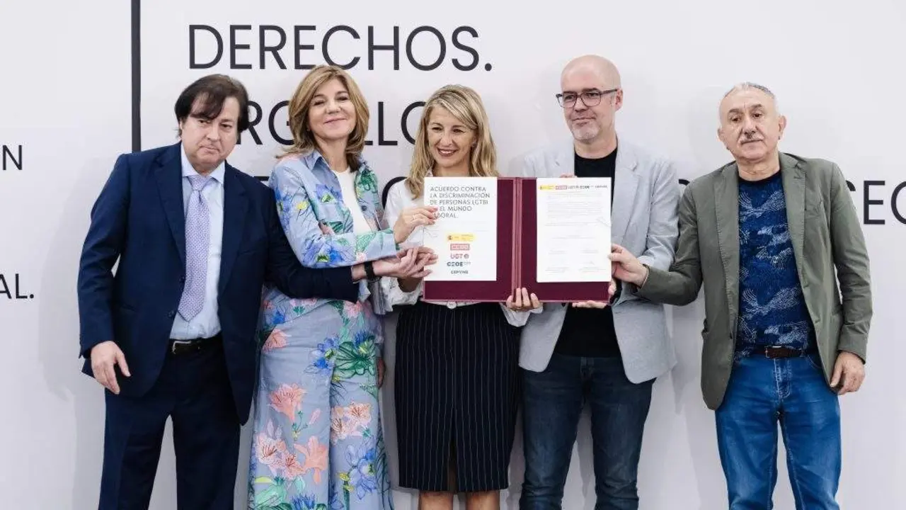 Miguel Canales, Mar&iacute;a del Val, Yolanda D&iacute;az, Unai Sordo e Pepe &Aacute;lvarez, esta cuarta feira, en Madrid. (Foto: Carlos Luj&aacute;n /  Europa Press)