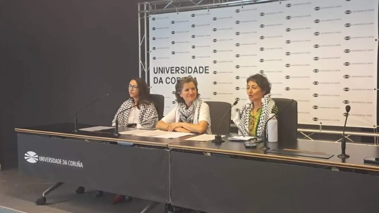 Ux&iacute;a L&oacute;pez, Marta Garc&iacute;a e Mar Rodr&iacute;guez, esta cuarta feira, na Coru&ntilde;a. (Foto: UDC)