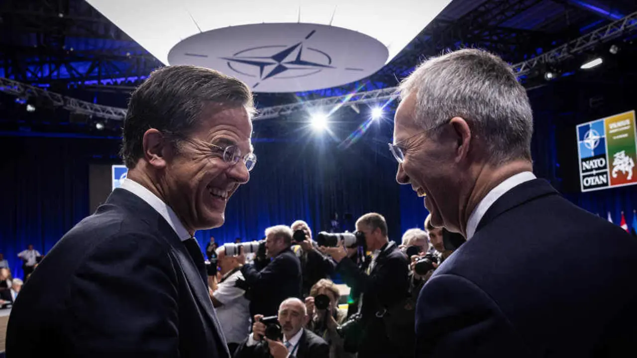 Mark Rutte, futuro secretario xeral da OTAN, e Jens Stoltenberg, que ocupa na actualidade o cargo, na cimeira da OTAN en 2023. (Foto: OTAN / DPA v&iacute;a Europa Press)