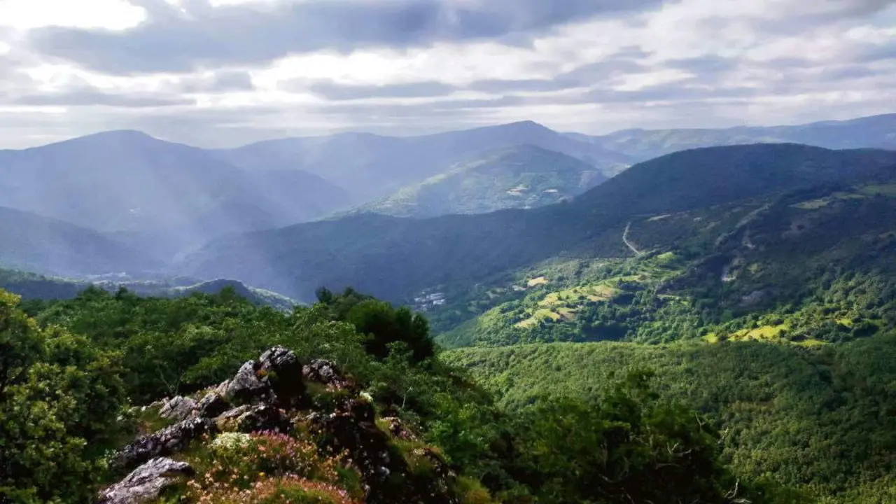 Vista do val e dos azuis dos cumes despois da chuvia na devesa da Rogueira, no Courel (comarca de Quiroga). (Foto: Susana Trigo).