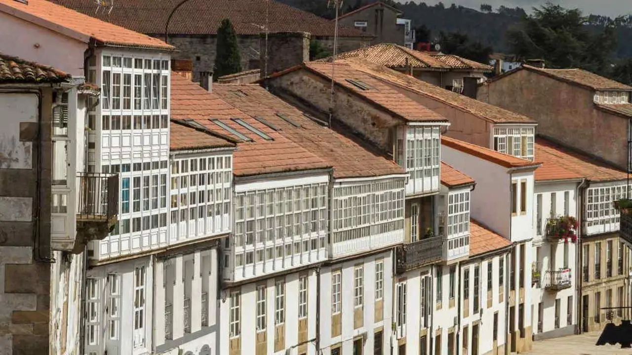 Vivendas na cidade hist&oacute;rica de Compostela. (Foto: N&oacute;s Diario).