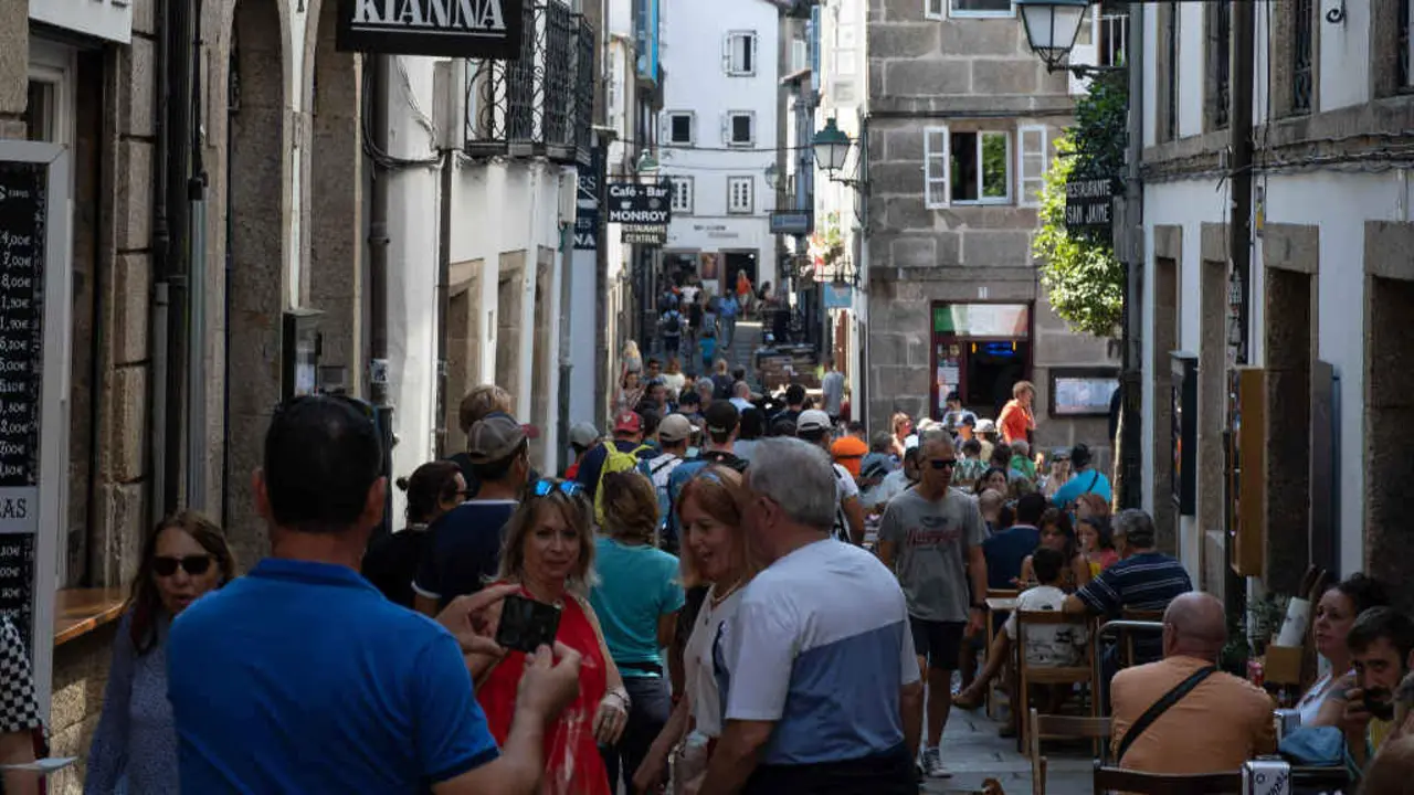 Terrazas na c&eacute;ntrica r&uacute;a da Ra&iacute;&ntilde;a, en Compostela (Foto: Arxina).