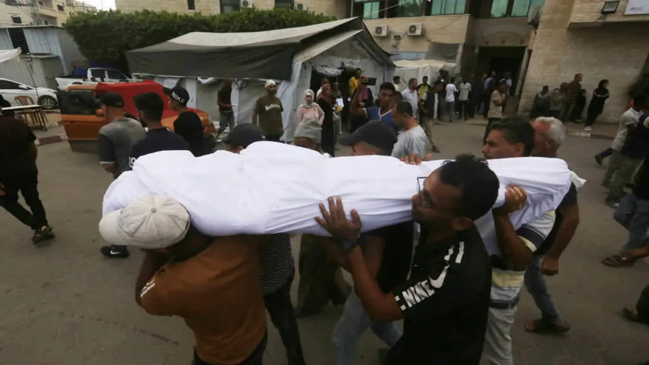 Palestinos cargan o cad&aacute;ver dun familiar en xu&ntilde;o de 2024 en Deir al Balah, en Gaza. (Foto: Omar Ashtawy / Zuma Press / ContactoPhoto)
