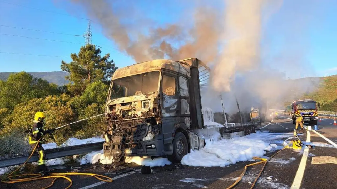 O cami&oacute;n incendiado na A-52 esta segunda feira. (Foto: Europa Press)