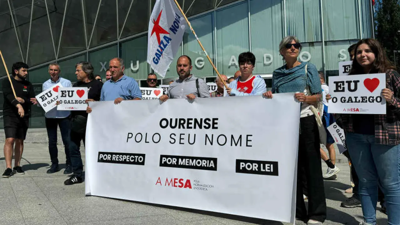 Concentraci&oacute;n, esta segunda feira ante os xulgados de Ourense. Marcos Maceira, no centro da imaxe (Foto : N&oacute;s Diario).