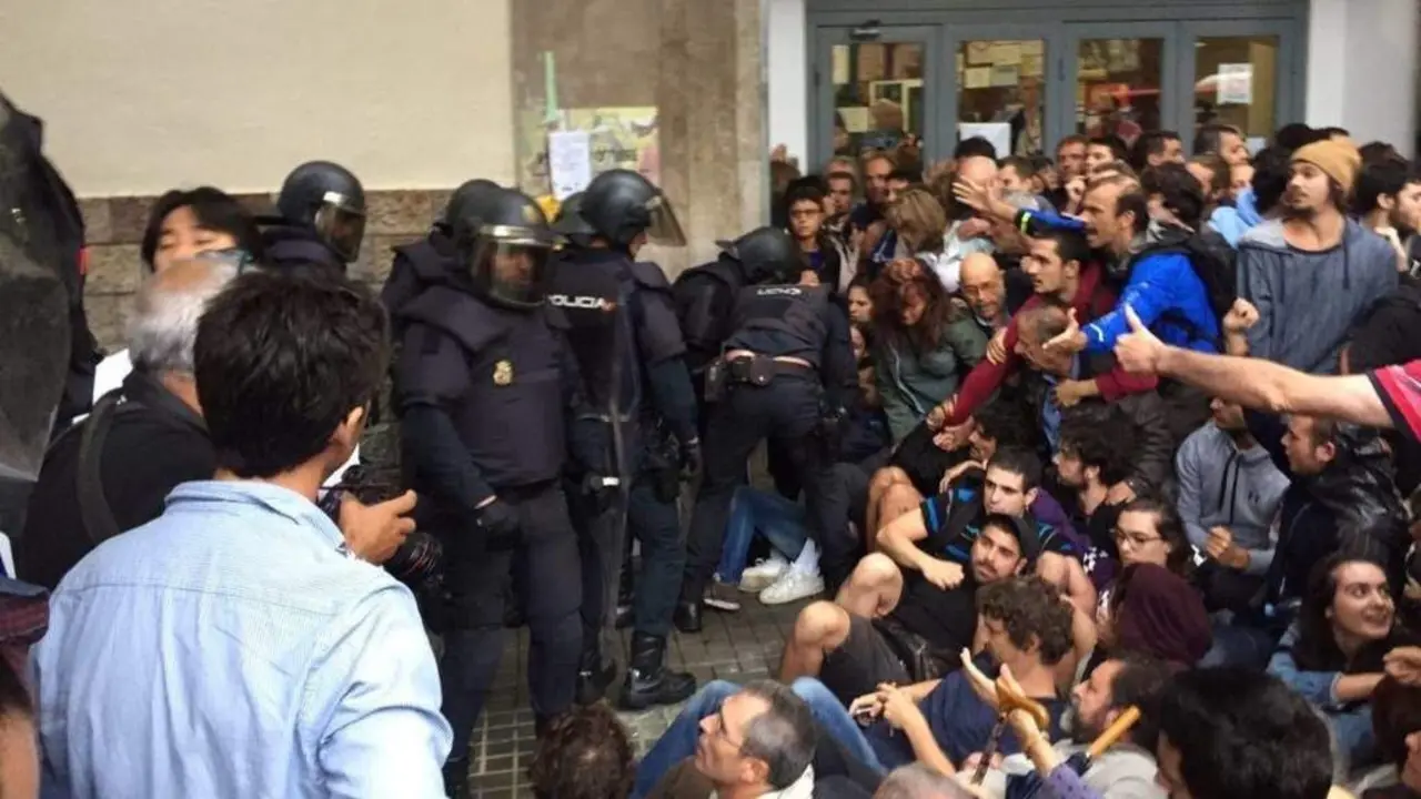Axentes da Polic&iacute;a Nacional impedindo a entrada a un colexio electoral de Barcelona o 1 de outubro de 2017. (Foto: Europa Press)