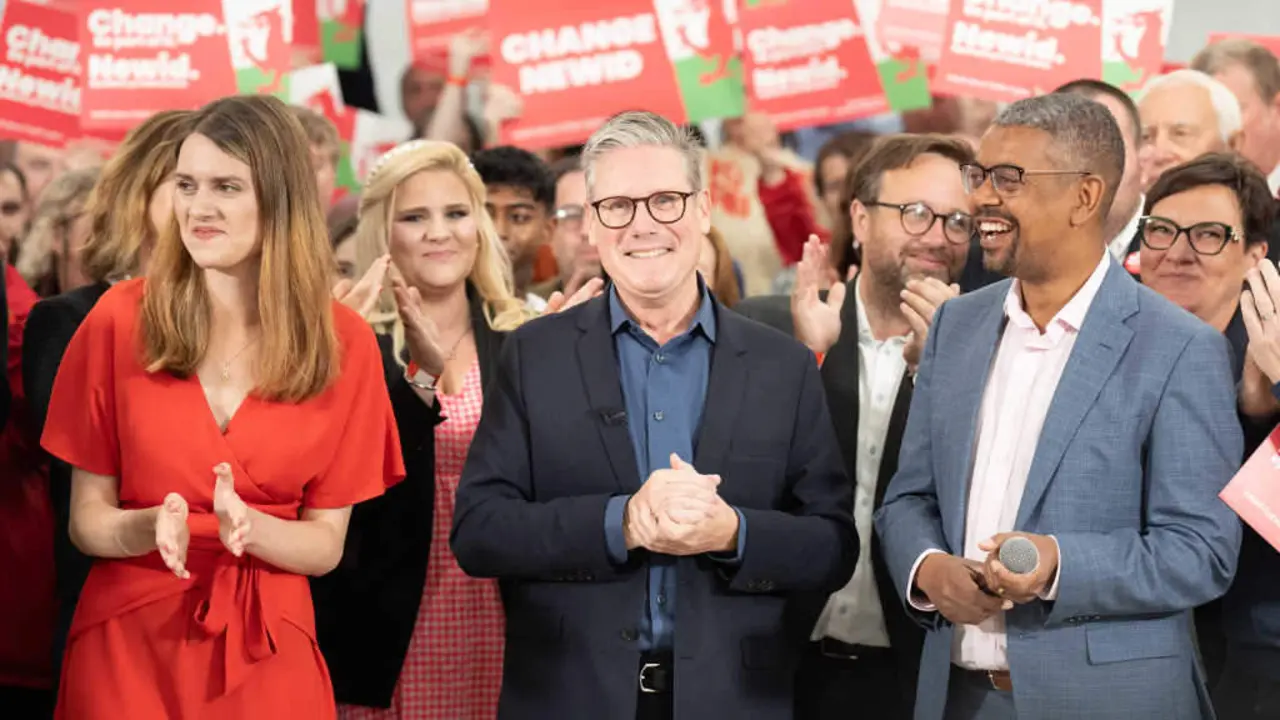 O l&iacute;der e candidato do Partido Laborista, Keir Starmer (centro), a cuarta feira, nun acto acompa&ntilde;ado polo primeiro ministro gal&eacute;s, Vaughan Gething (dereita), e Martha O&rsquo;Neil (esquerda), candidata no distrito de Carmarthenshire. (Foto: Stefan Rousseau / PA Wire / DPA v&iacute;a Europa Press)