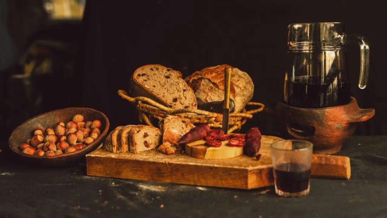 A avoa adoitaba colocar un servizo completo de mesa para os familiares falecidos. (Foto: N&oacute;s Diario)