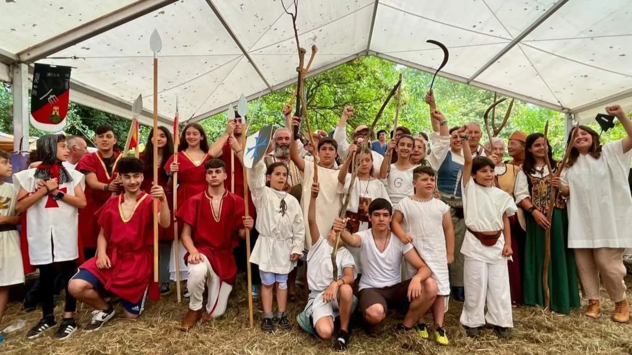 Participantes na edici&oacute;n da Festa Gu&iacute;mara do ano pasado. (Foto: Concello da Pobra do Broll&oacute;n)