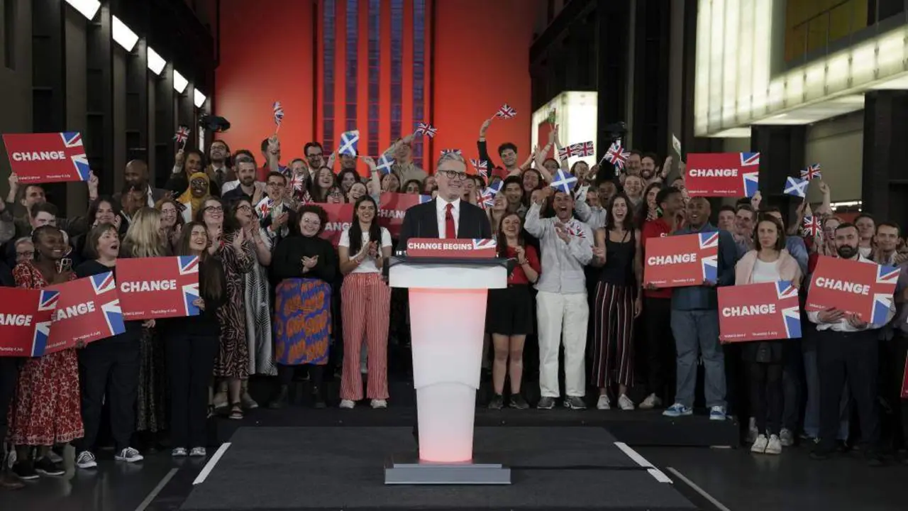 O l&iacute;der do Partido Laborista do Reino Unido, Keir Starmer, celebrando o seu contundente triunfo esta pasada noite. (Foto: Jeff Moore / PA Wire / DPA v&iacute;a Europa Press)