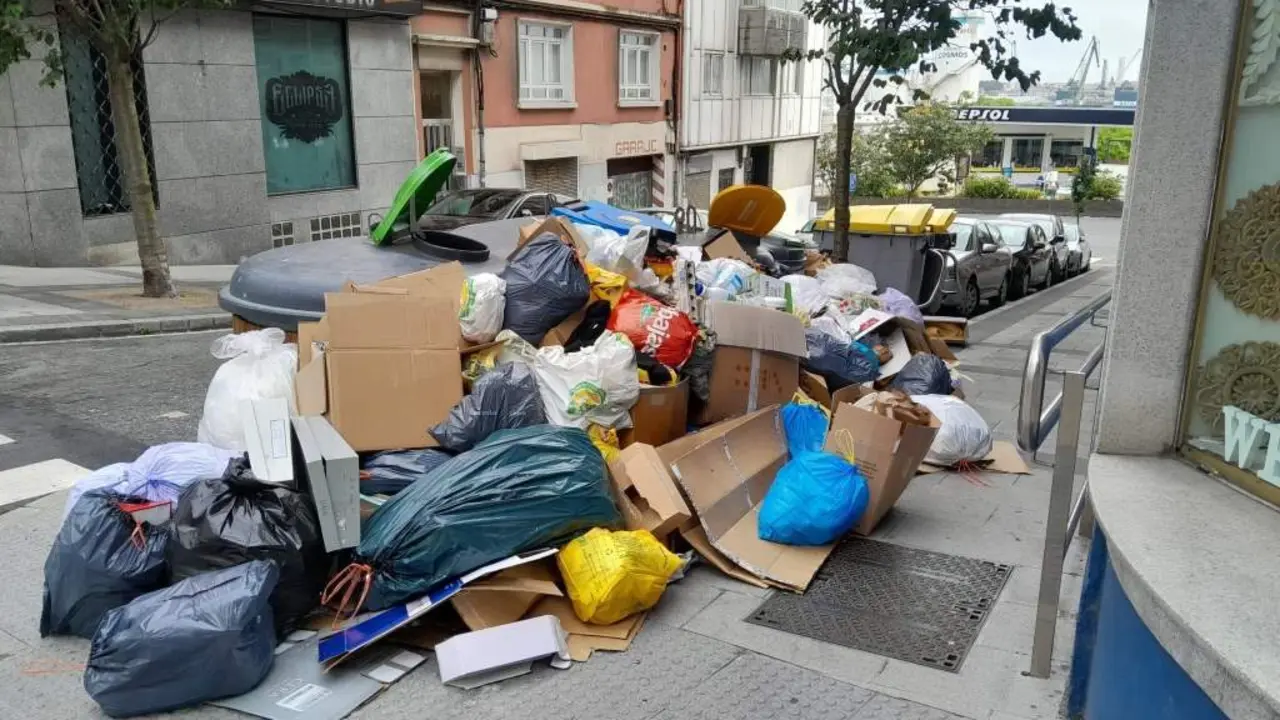 O lixo acum&uacute;lase en moitas r&uacute;as da Coru&ntilde;a. (Foto: Europa Press)