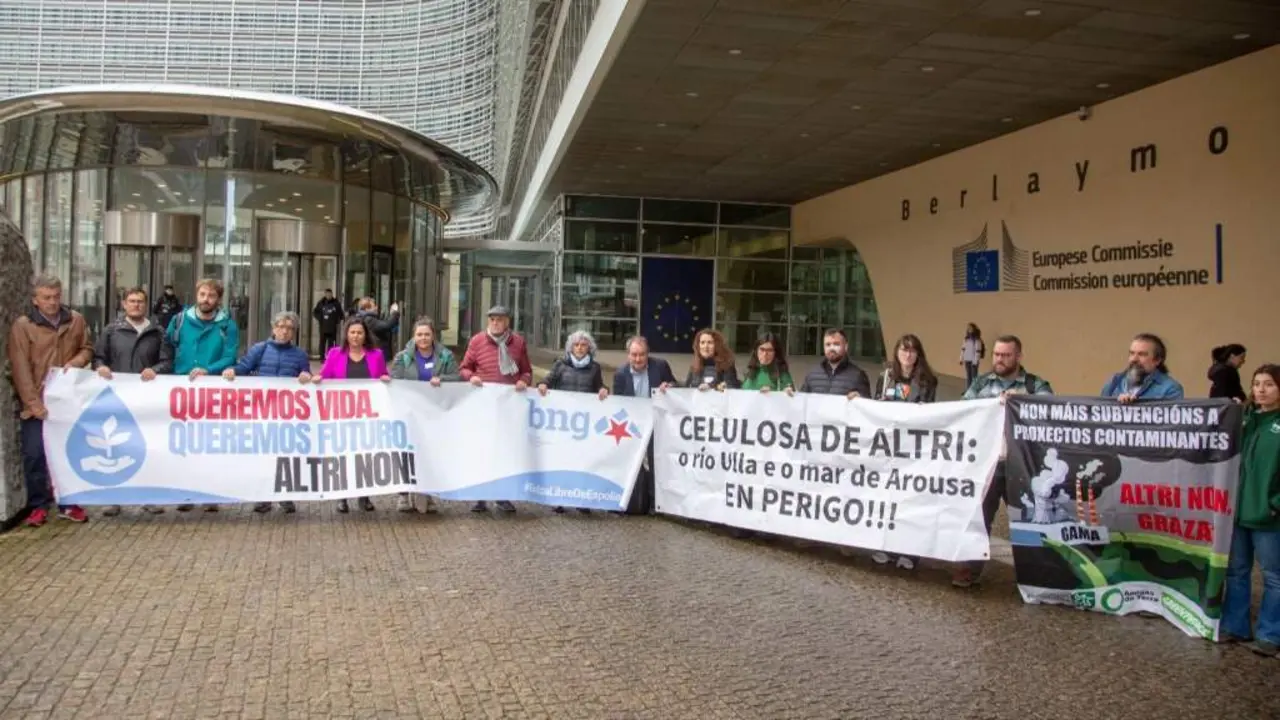 Protesta apoiada polo BNG diante da sede da Comisi&oacute;n Europea en Bruxelas. (Foto: N&oacute;s Diario)