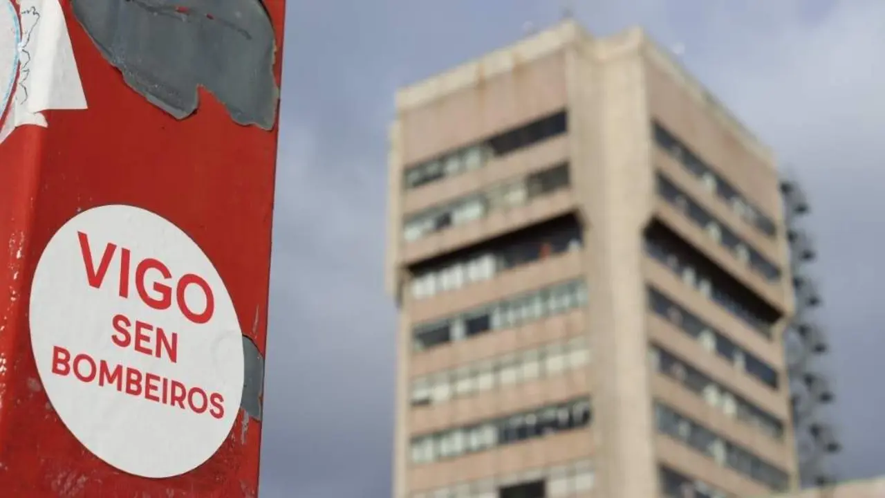 Colante do colectivo Vigo sen Bombeiros ante o edificio do Concello. (Foto: Nos Diario)