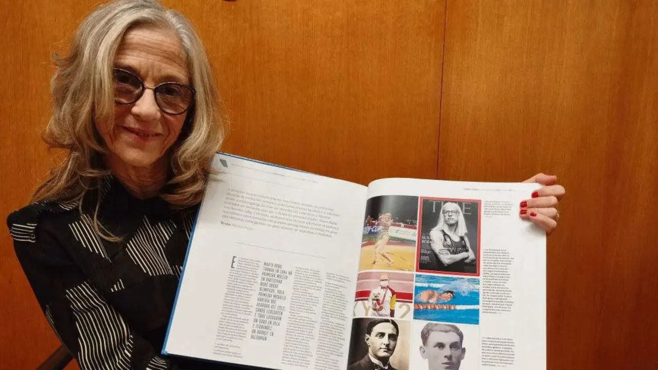 Marta Bobo, co seu exemplar da 'Historia inacabada do deporte galego' de N&oacute;s Diario. (Foto: Vitoria Dur&aacute;n).