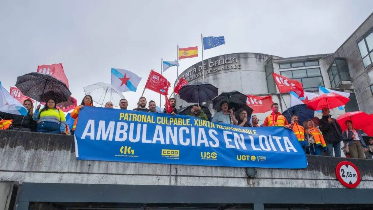 Persoal de transporte sanitario non urxente, esta cuarta feira, ante a Consellar&iacute;a de Sanidade en Compostela. (Foto: Arxina)
