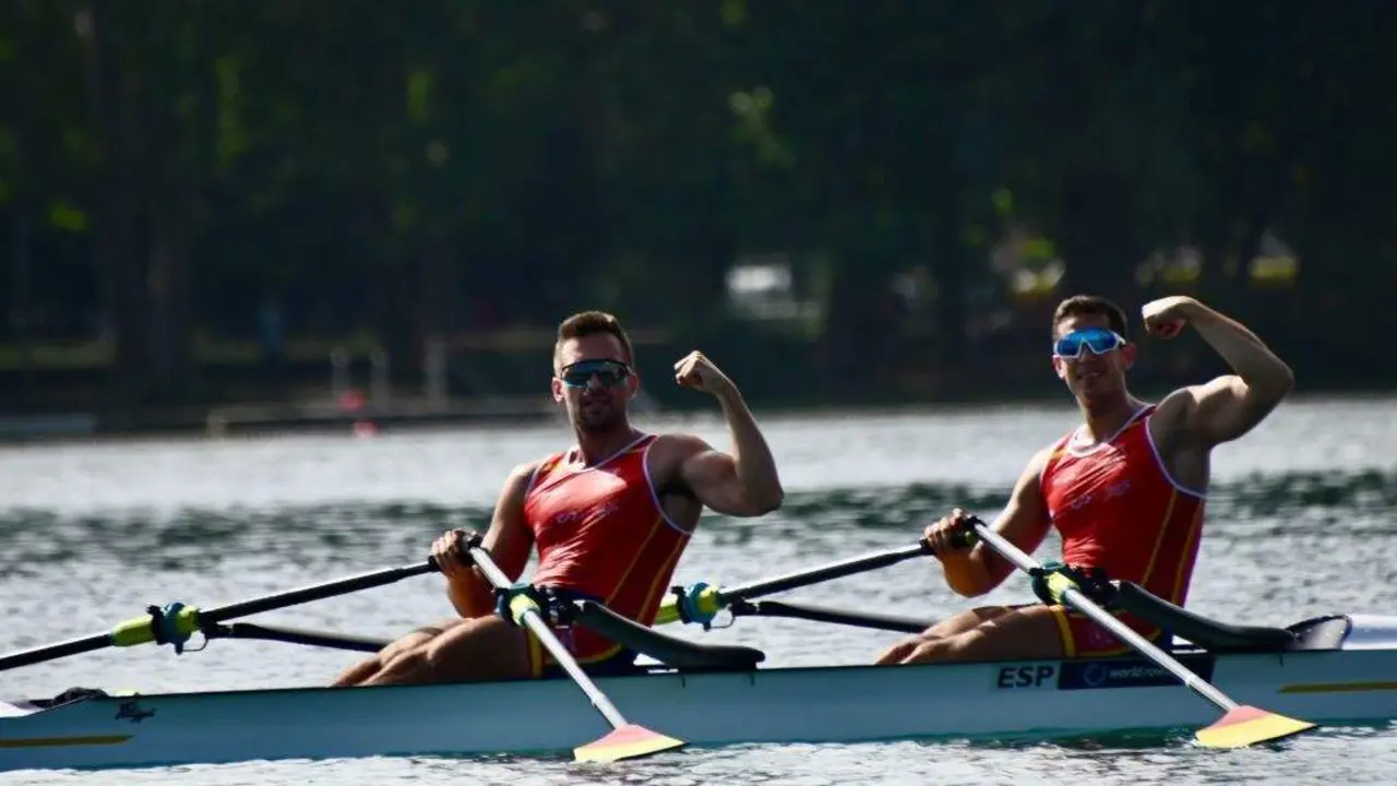 &Aacute; esquerda, o moa&ntilde;&eacute;s Rodrigo Conde; &aacute; dereita, o seu compa&ntilde;eiro no dobre scull, o catal&aacute;n Aleix Garc&iacute;a. (Foto: Aina Prats)